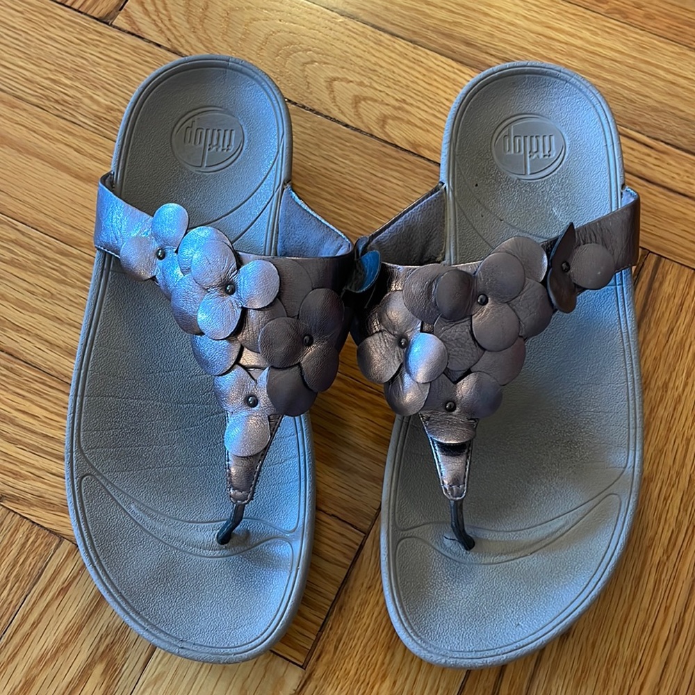 Fit Flop Metallic Pewter Fleur Sandals size 7
